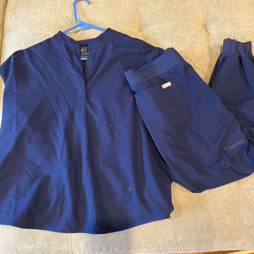 FIGS navy scrub set
